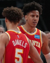 乐鱼-升第八！老鹰大胜雄鹿豪取9连胜 杰伦23+10+12麦科勒姆30+7三分